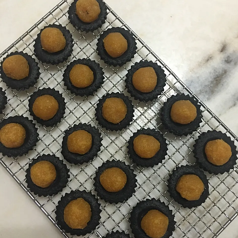 Charcoal pineapple tarts 🍍|Trish Wongさん