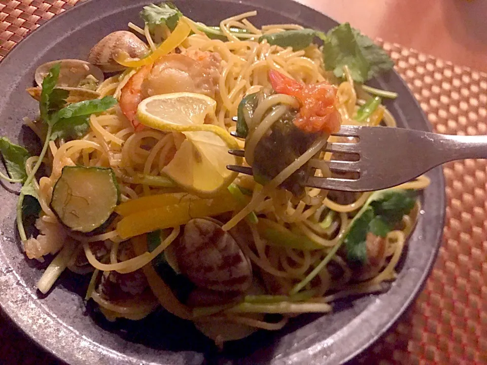 Spaghetti aglio e olio🐚ｽﾊﾟｹﾞｯﾃｨ･ｱｰﾘｵ･ｵｰﾘｵ<もずくとあさりのお野菜たっぷりｶﾞｰﾘｯｸｵｲﾙﾊﾟｽﾀ>|🌈Ami🍻さん