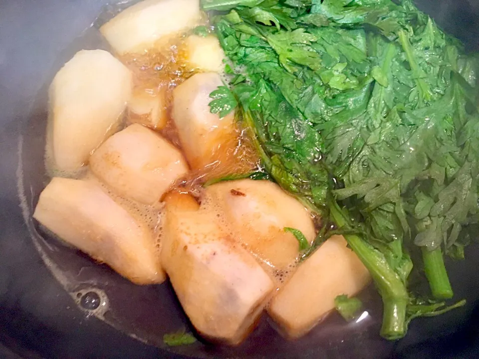 里芋と春菊の煮物〰️♪|37(*ˊ˘ˋ*)♪さん