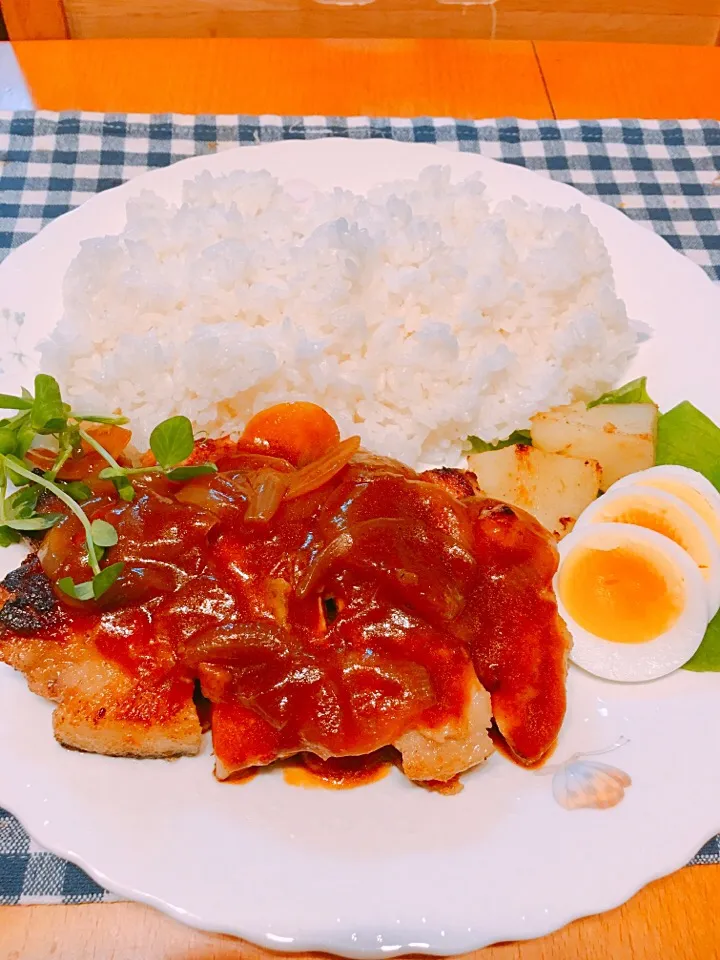 Snapdishの料理写真:ポークソテーのデミグラスソースかけ😊|パピコさん