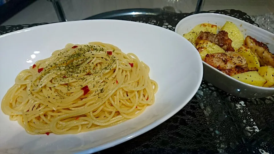 2017-01-15夜❤ペペロンチーノ、鶏肉とジャガイモのハーブ焼き|一人暮らしごはん🍴さん