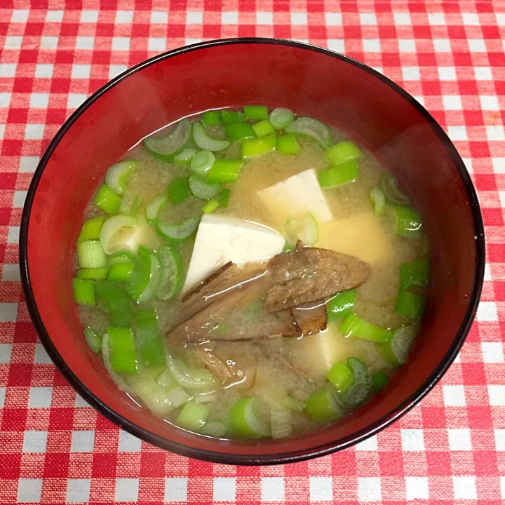 Snapdishの料理写真:お豆腐とごぼう茶のごぼうで作ったお味噌汁です。

とてもいい香りで美味しいですよ(*^^*)

先日たまたま思いついて作ったら、
28歳の息子から、
また作って！と、リクエストがありましたので、作りました(^_^)v|amikaさん