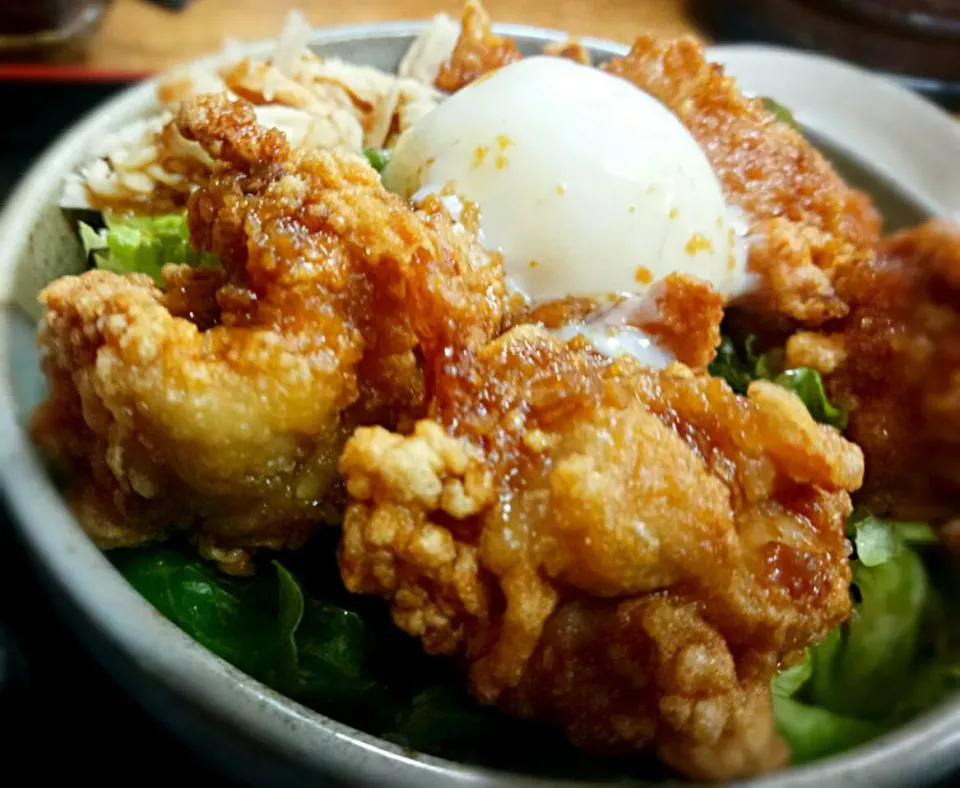 Snapdishの料理写真:隼丼😊
鶏唐揚げ、鳥軟骨から揚げ、ササミがのっています😊|Mitsuhiro.Sさん