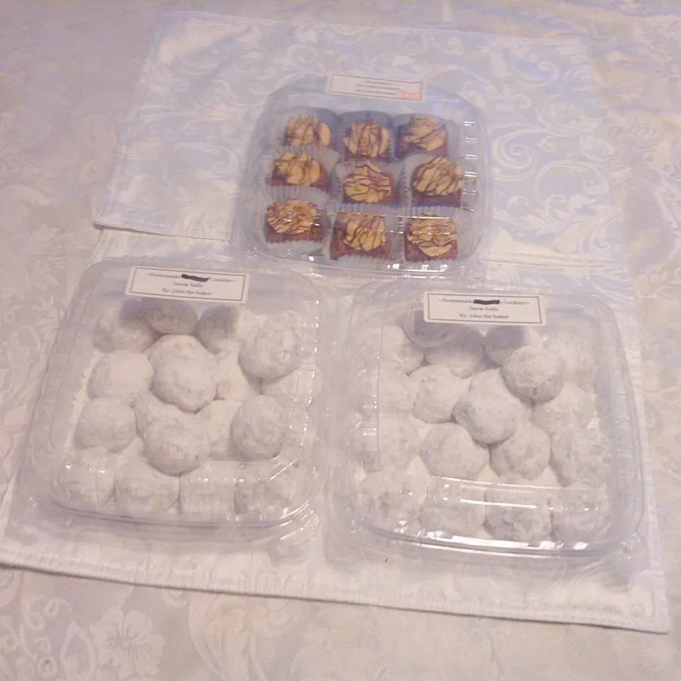 Snowball cookies and peanut butter brownies|John Baker Greskiewiczさん