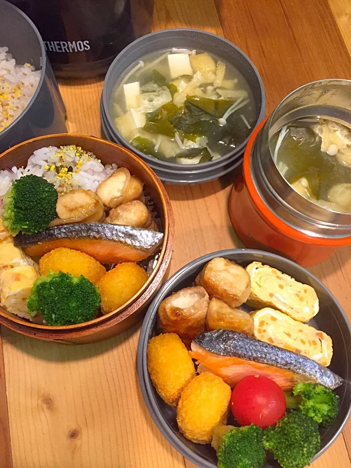 Snapdishの料理写真:ふたり弁当

ふりかけごはん
塩鮭
人参入り卵焼き
クリームコロッケ
豚肉の豆腐巻き甘辛煮
ブロッコリー
ミニトマト
お味噌汁(豆腐 お揚げ えのき わかめ)|ひななぎさん