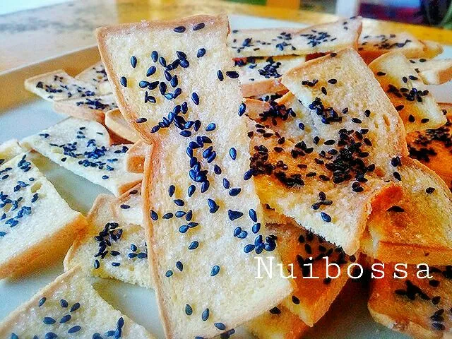 "ขนมปังกรอบเนย-งาดำ"🍞👍👍
"ของทานเล่น😋💛💚|nuibossa fb.Nui Bossaさん