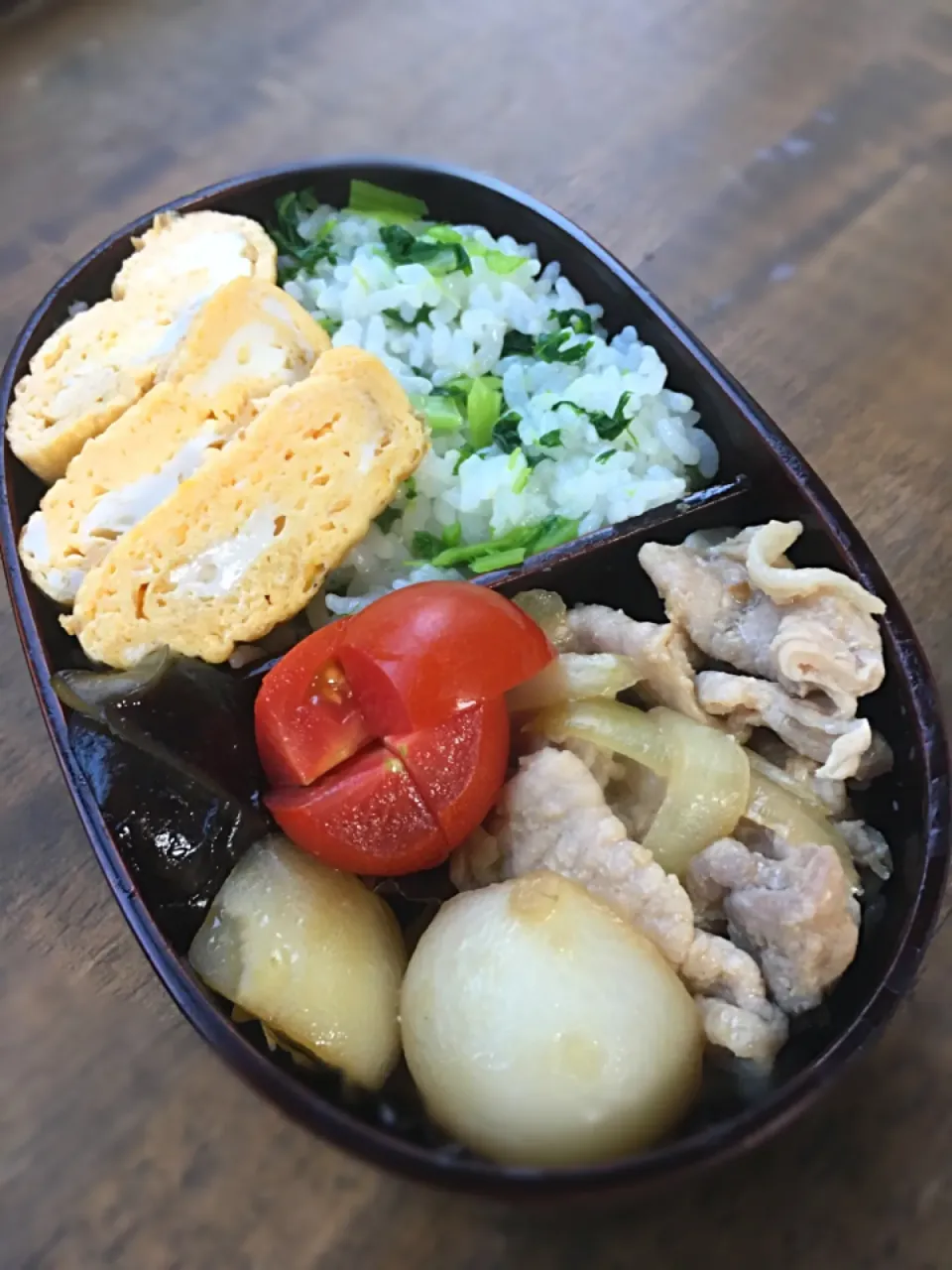 今日のお弁当
・豚の生姜焼き
・小蕪と茄子のたきもの
・だし巻き卵
・蕪の葉混ぜご飯|akiさん