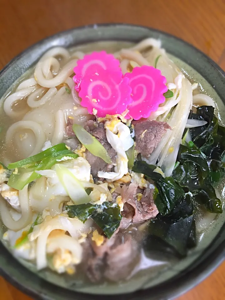 肉、卵、ワカメ、餅入うどん🍜|かよっぺさん