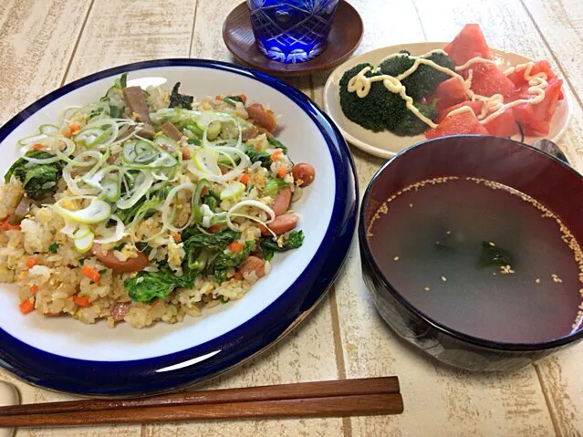 今日の男飯(＞人＜;)お昼ごはんバージョン♬
サニーレタス炒飯with黒はんぺんandワカメスープandサラダ♬|ひーちゃんさん