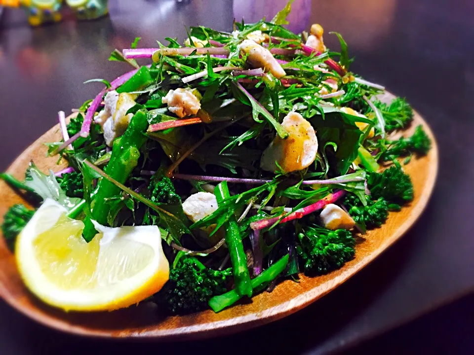 Red mizuna and broccoli salad topped with chicken breast bites and dijon mustard yellow lime dressing|Vanessa Hasebeさん