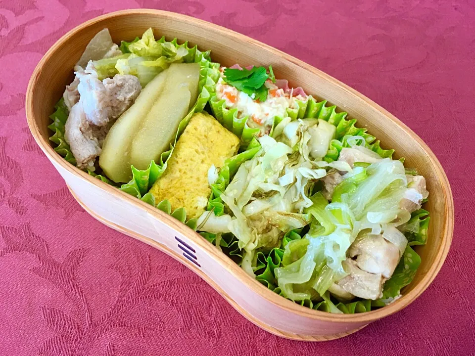 【たんぱく質重ねた弁当🍱】
今日のお弁当
豚肉、白菜、りんご🍎の出汁煮
長芋の卵焼き
人参としらすの白和え パクチートッピング
キャベツと烏賊と昆布にゃんのグラスフェッドバター醤油炒め
鶏胸肉と白ネギの蒸し煮|Chisato Sさん