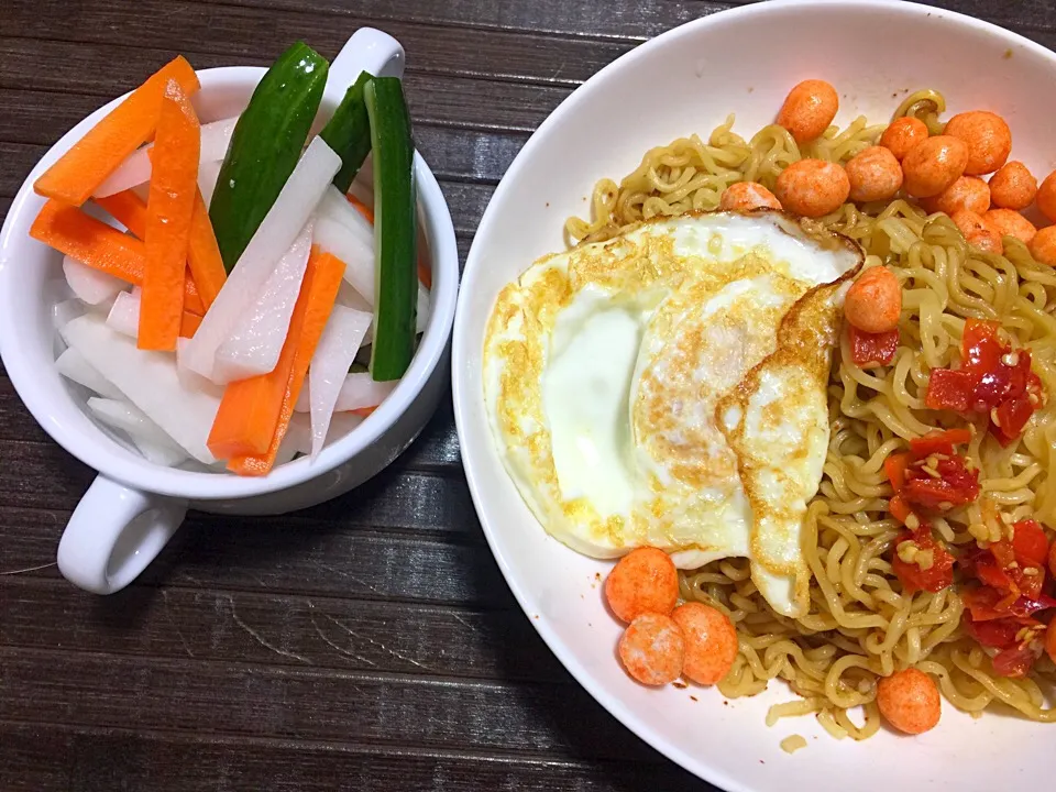 Fried noodles and pickles|yeni kartikasariさん