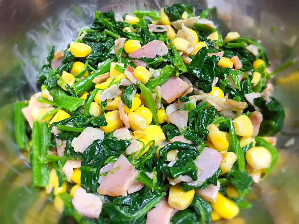 BSCサラダ（Bacon spinach corn）
自家製ドレッシングで！(^^)
（りんご🍎酢、ごま油、砂糖、塩、
胡椒、昆布つゆ、マヨネーズ）|Yukihiko Ishidaさん