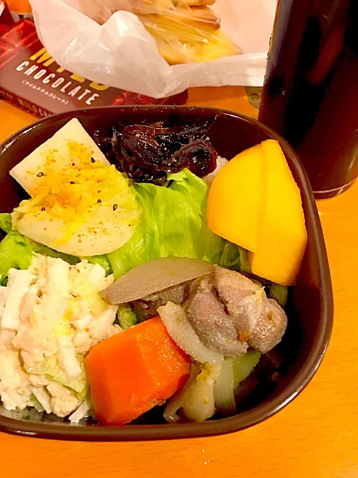 パパお弁当🍱😋  鶏もも肉と根菜の煮込み  ツナサラダ  椎茸昆布の佃煮  白菜の漬物  大根の糠漬け  柿|ch＊K*∀o(^^*)♪さん