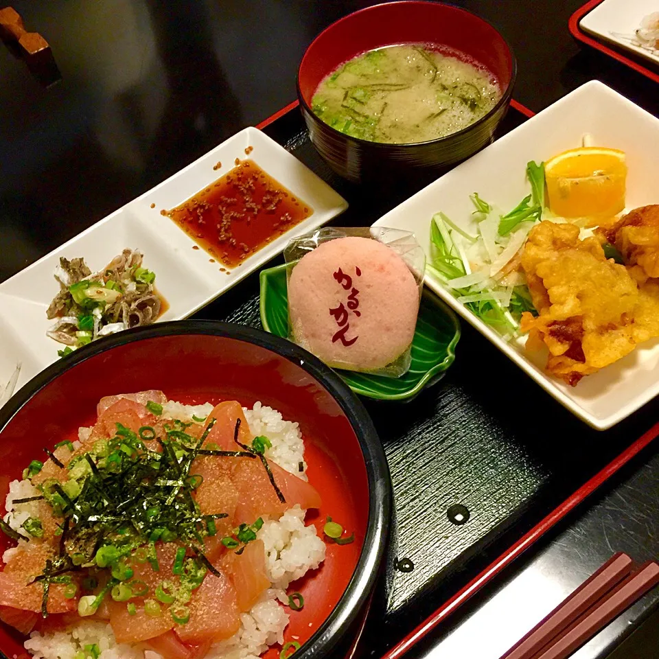 大分名物定食 パート２ 『りゅうきゅう丼と とり天、くろめ汁のセット』 何故に大分なのに琉球丼って呼ぶのか、諸説あるようです。|paaruさん