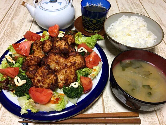 今日の男飯(＞人＜;)バレーボール前の晩ごはんバージョン♬
鶏むね肉の香草焼きwith隠し味にチーズ♬and大根葉と玉ねぎとワカメの味噌汁andごはん♬|ひーちゃんさん