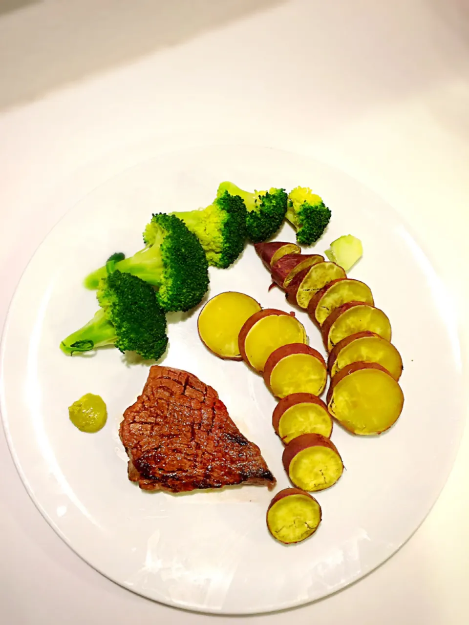 Snapdishの料理写真:ブロッコリー 104g

牛肩赤肉 75g
（山葵）

蒸しさつまいも149g



375kcal
P21.86g
F4.27g
C63.6g|ヒロヒロさん