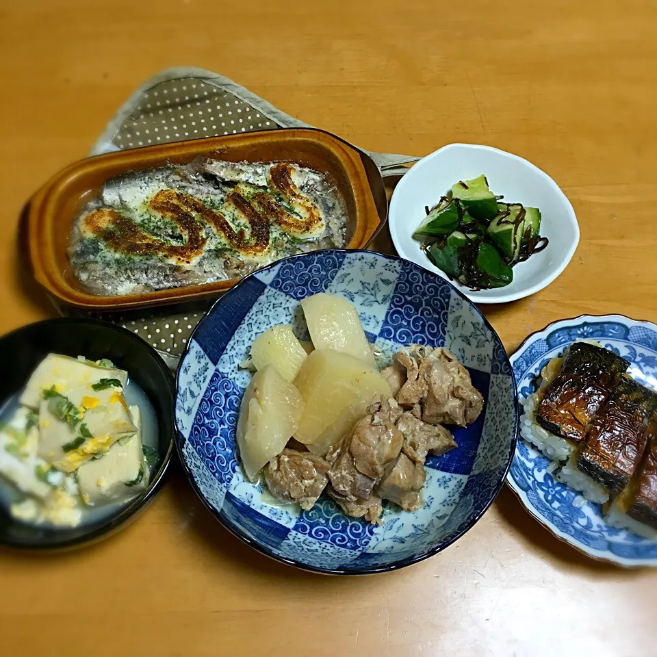 淀大根と鶏肉の煮物
キュウリの塩昆布浅漬け
高野豆腐の卵とじ
オイルサーディンのマヨ粉チーズマスタードトースター焼き|えりこさん