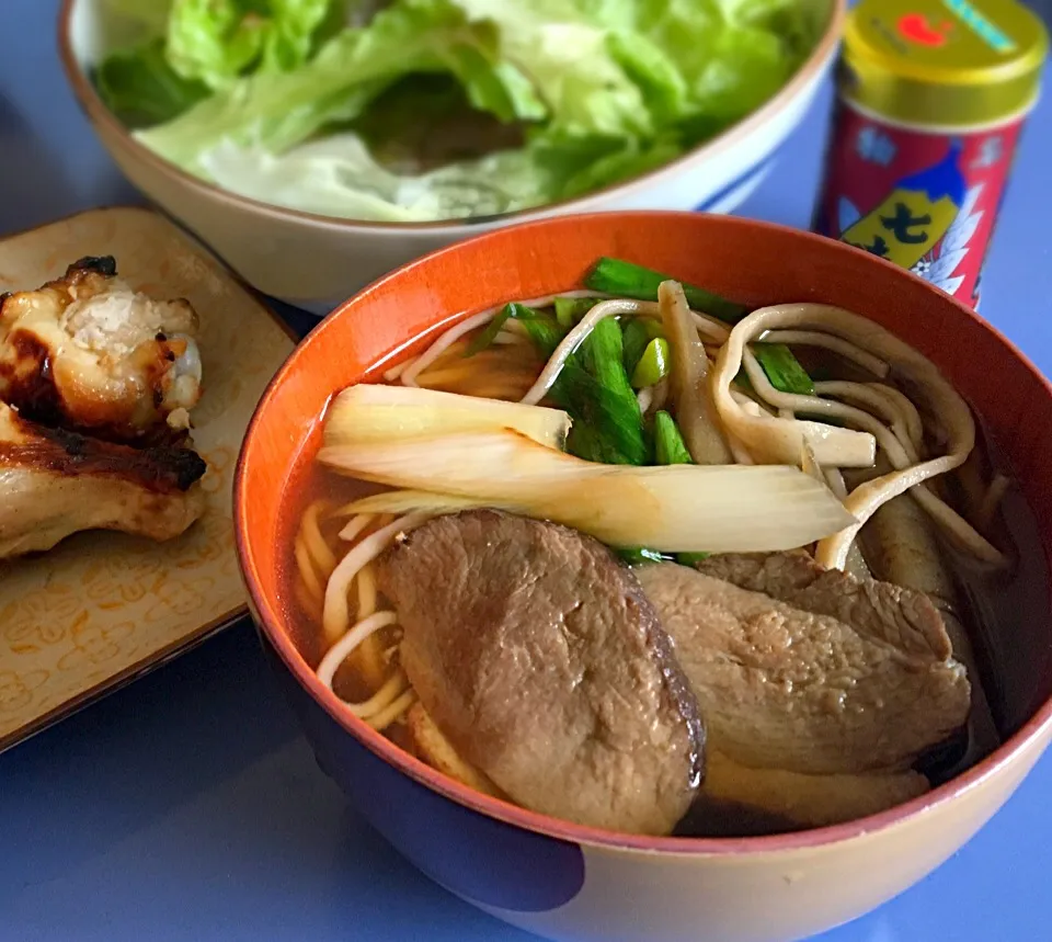 昼ごはん  鴨葱韮牛蒡蕎麦  手羽元塩麹焼き サラダ|ぽんたさん