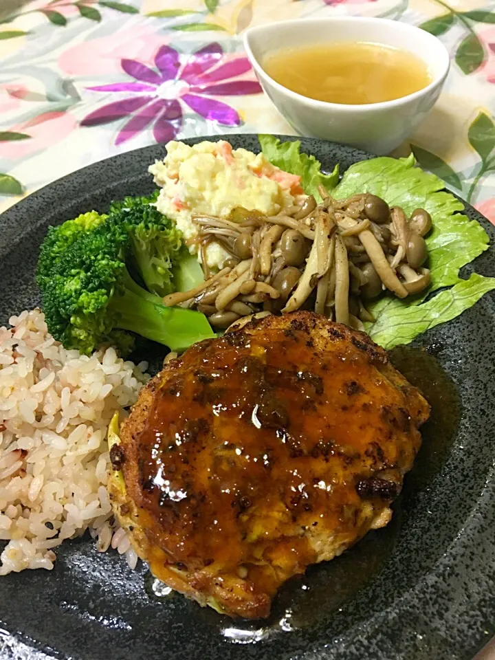 豆腐のハンバーグ きのこのホットサラダ バルサミコ 雑穀米 ポテトサラダ キャベツのスープ です♡|かえちさん