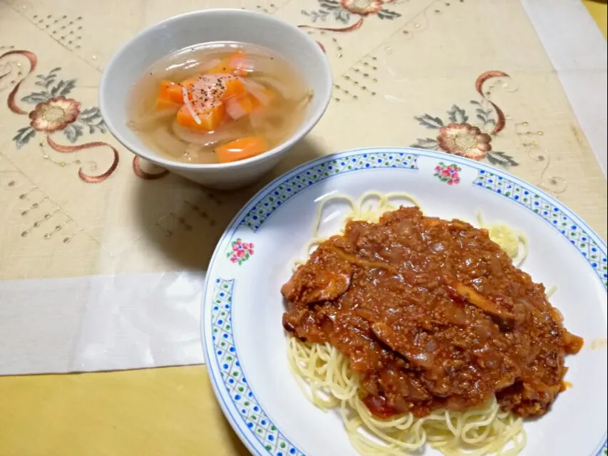 晩ごはん
　ミートソーススパゲティ🍝
　野菜コンソメスープ|korinoさん