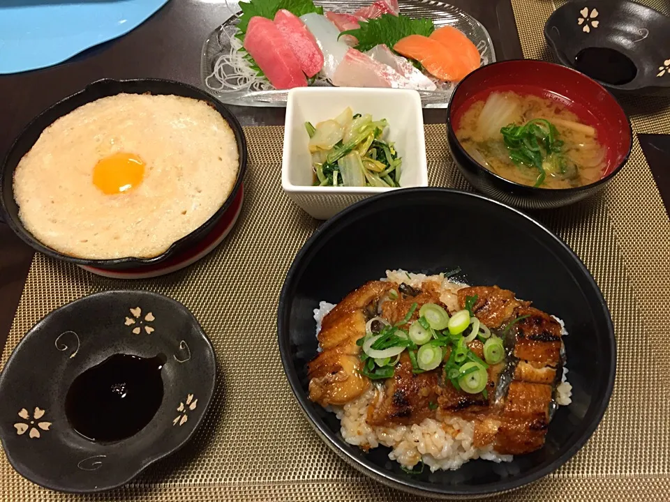 夜ご飯^_^うなぎ丼^_^お鍋の残りものの野菜のおひたし^_^味噌^_^なんちゃって鳥貴族風とろろ焼き^_^|よっちさん