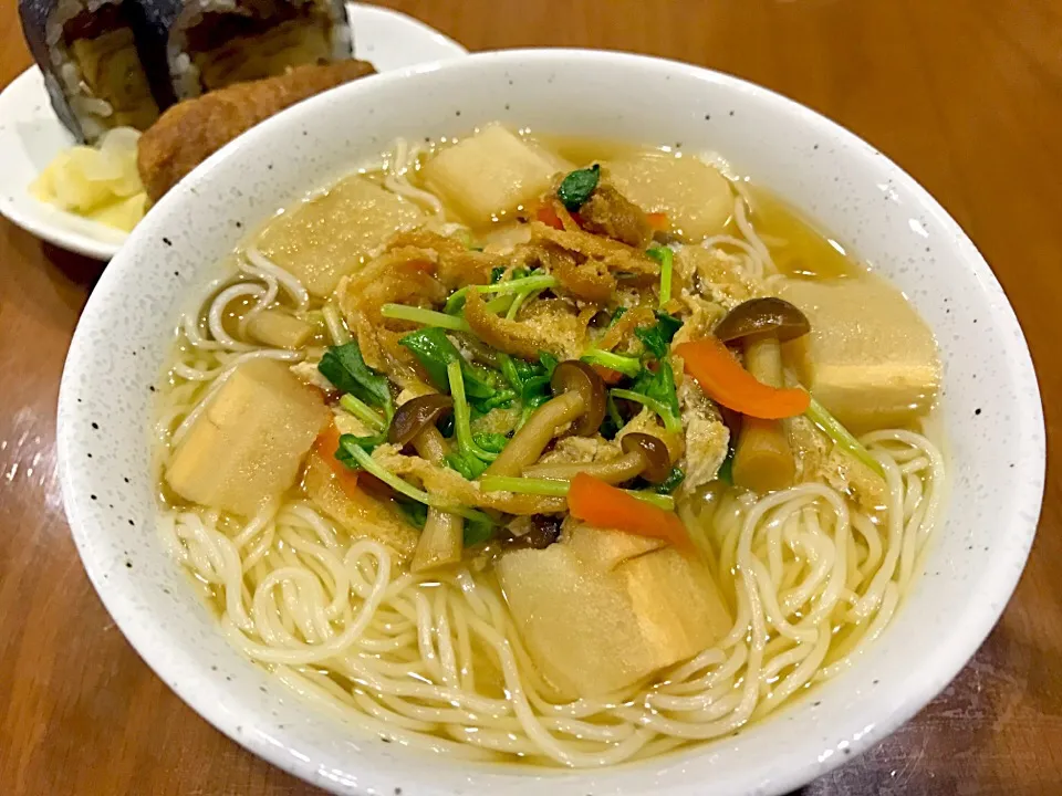 Snapdishの料理写真:今日は寒いのでにゅうめん～🎵
千両の巻き寿司といなり寿司と一緒に😋|みほままこさん