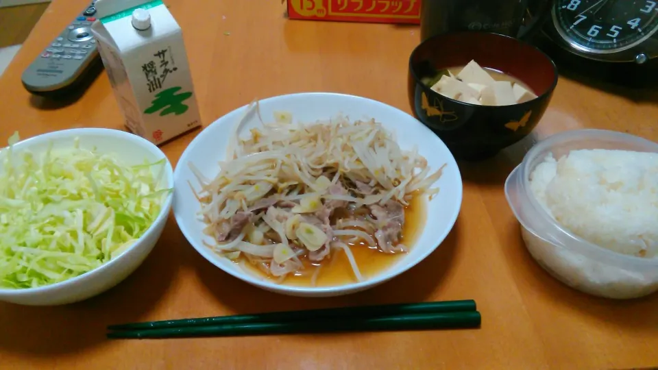 ご飯
味噌汁 
サラダ
もやしと豚肉の蒸しうま煮|ざきさん