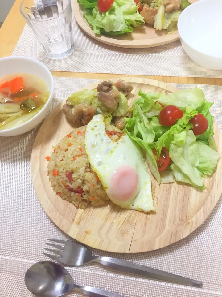 Snapdishの料理写真:バター醤油ライス
目玉焼き
キャベツと鶏肉のガーリック塩炒め
ネギとコンソメのスープ|ひまわりさん