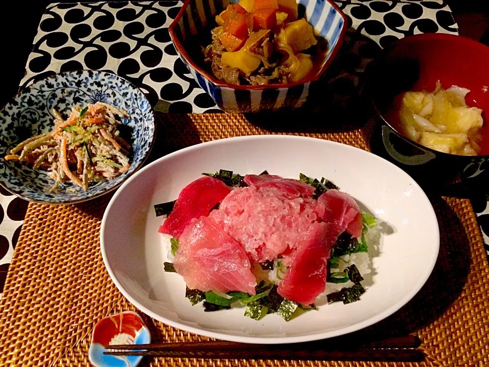 Snapdishの料理写真:二色の鮪丼
＊トロと赤身のマグロ丼
＊ごぼうの胡麻マヨサラダ
＊白菜と鶏のワンタンスープ|Chie.Yさん