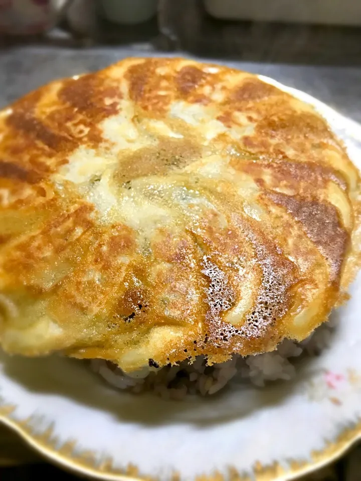 安定の美味しさ！黄金の焼き餃子丼(o^^o)|ギムレットさん