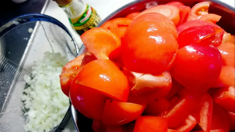 年末売りつくしセールでゲットしてたトマトで
トマトソース作り〜🍅|つなさん