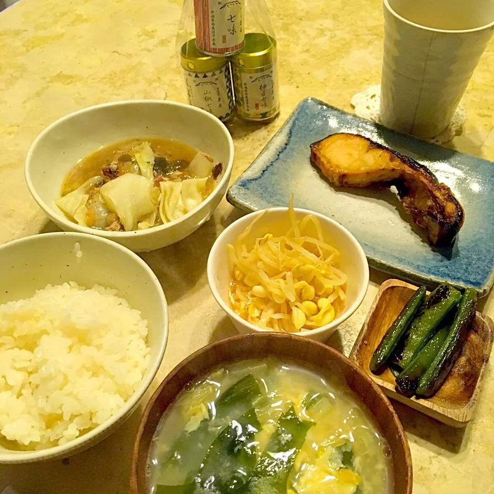 #おうちごはん 
#焼き鮭 、鯖とキャベツの煮物、ワカメと白菜のお味噌汁、豆モヤシ、スナップエンドウの炒め物|MIEKO 沼澤三永子さん