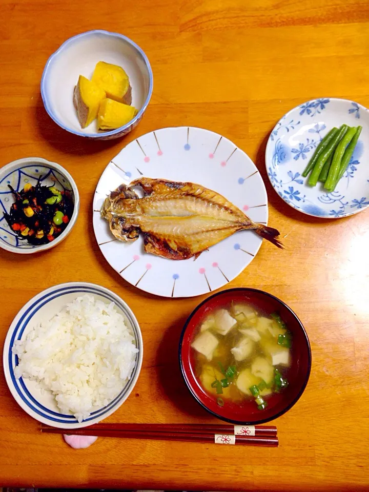 2017.01.16#朝ご飯 #素朴ごはん #幼児ご飯 
＊7分づきごはん
＊お豆腐とメカブのお吸い物
＊アジの干物
＊いんげん
＊安納芋
＊ひじきの煮物(人参枝豆コーン)

ごちそうさまでした☻|NAKAMOTO'Sさん