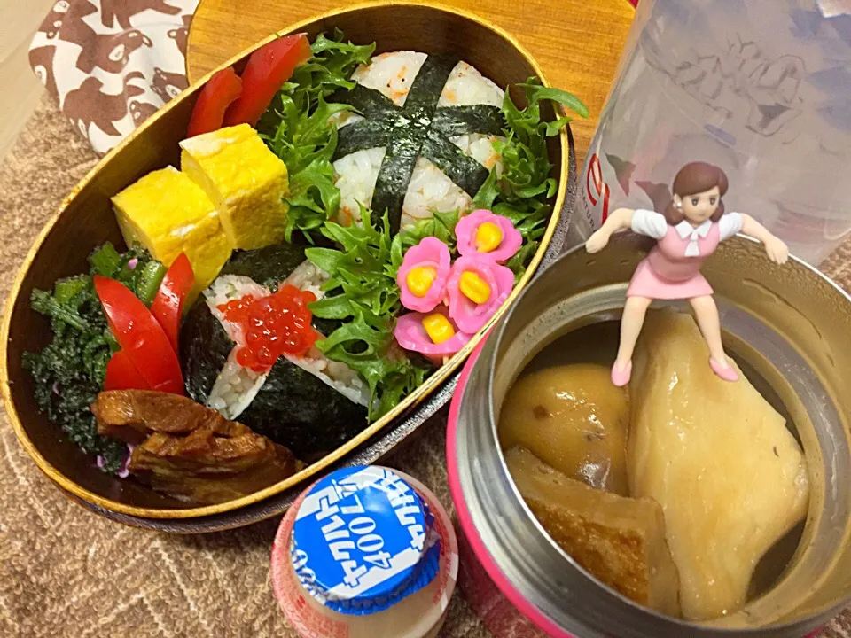 Snapdishの料理写真:おにぎり(すじこ・梅花エビ)&おでん&だし巻き玉子&春菊の胡麻和え&焼豚&なるとフラワーブーケ&パプリカのダーリンお弁当♪

#弁当 #フチ子 #おでんはおかずにならないからとか言われたけど入れたった|桃実さん