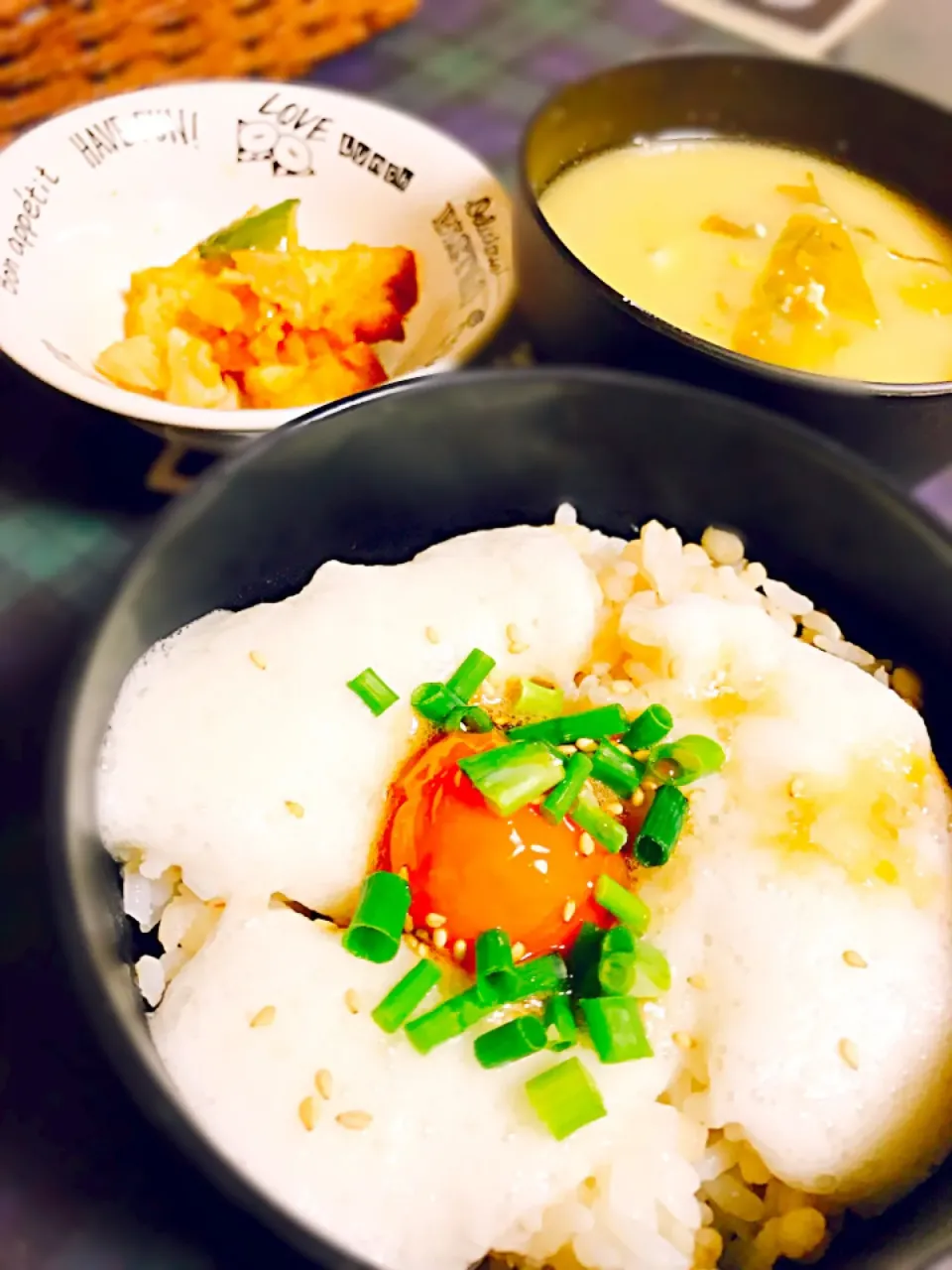 Snapdishの料理写真:朝ご飯(´ﾟ◞౪◟ﾟ｀)もち麦ご飯にとろろ＆黄身の醤油漬け丼♡醤油漬けのタレをかけて美味しく頂きました(◍•ᴗ•◍)|あいさん