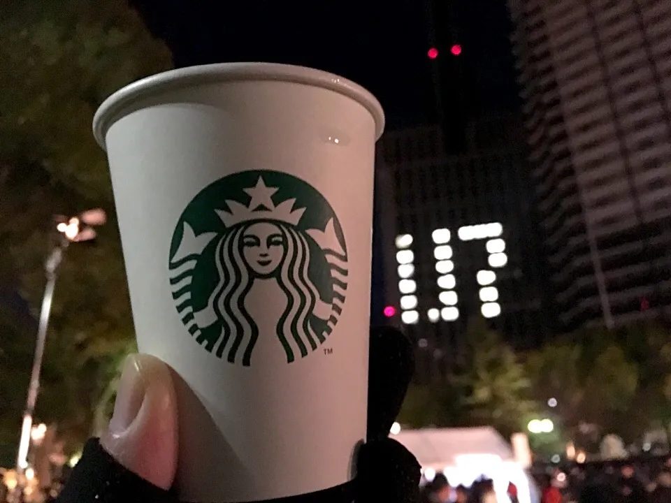 スタバのコーヒー
1.17のつどいにて|はっちぃさん