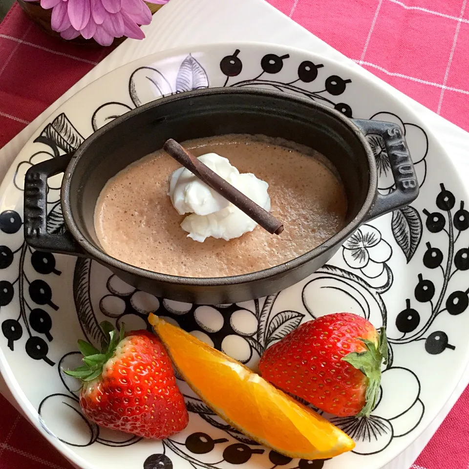 Snapdishの料理写真:チョコマシュマロで
チョコプリン🍮できたよー
材料は、チョコ入りマシュマロと牛乳
レンチンで、こんなに、美味しい！
チョコプリン🍮
水抜きヨーグルトを、トッピング|ゆかモンさん