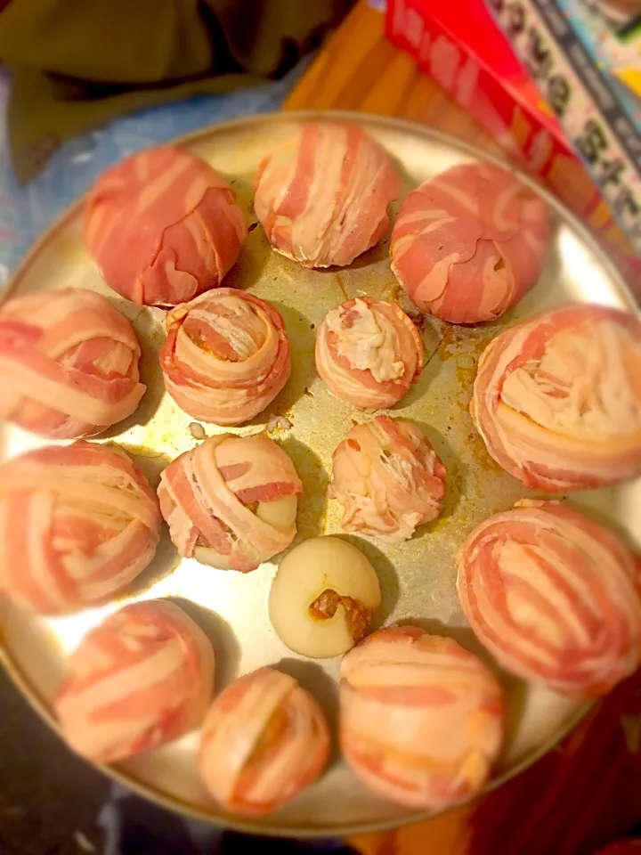 Onion bombs some wrap with turkey bacon some wrap with pork bacon with ground meat and sausage barbecue makes in the inside|Jonathan Dudleyさん