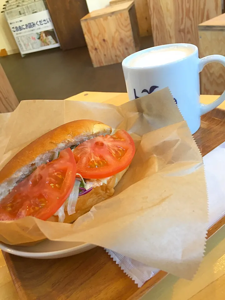 Snapdishの料理写真:さっくりコッペパン野菜サンド❤︎カフェオレと|sayakaさん