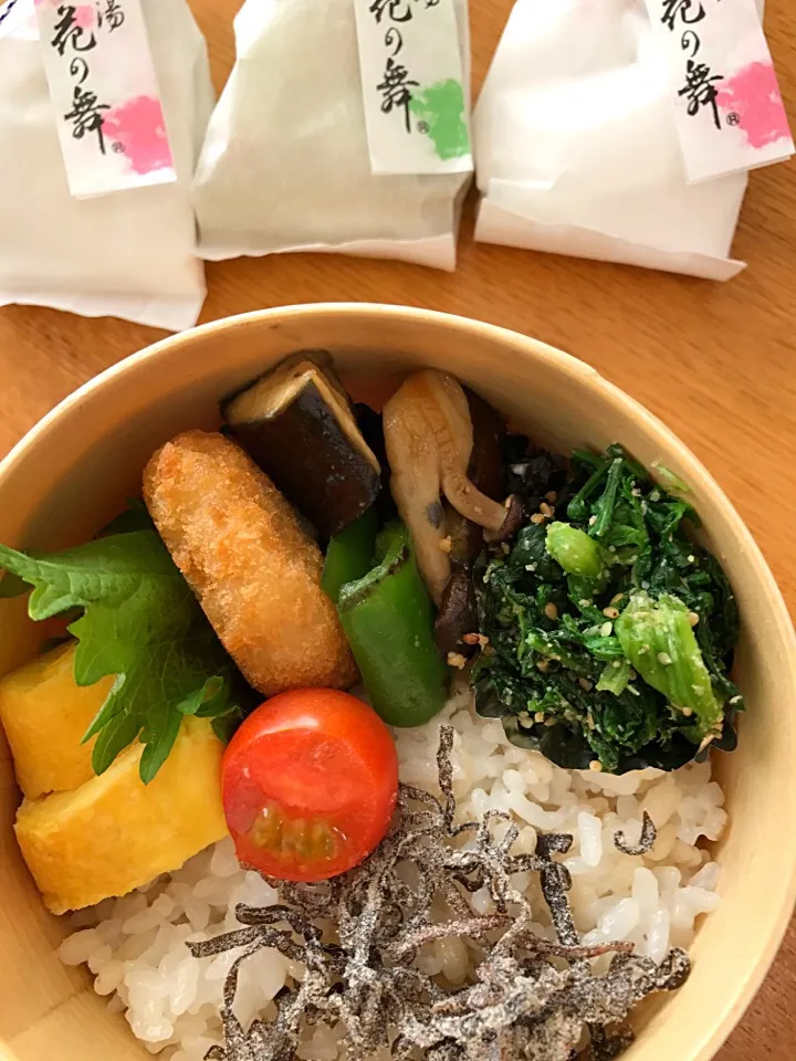 Snapdishの料理写真:今日は旦那のお弁当要らない日🤗
春菊ほうれん草の胡麻和え
茄子ピーマンしめじの柚味噌炒め
チキンカツ、玉子焼き😊🎶
寒いので葛湯持って行こ🍵|5ネコママさん