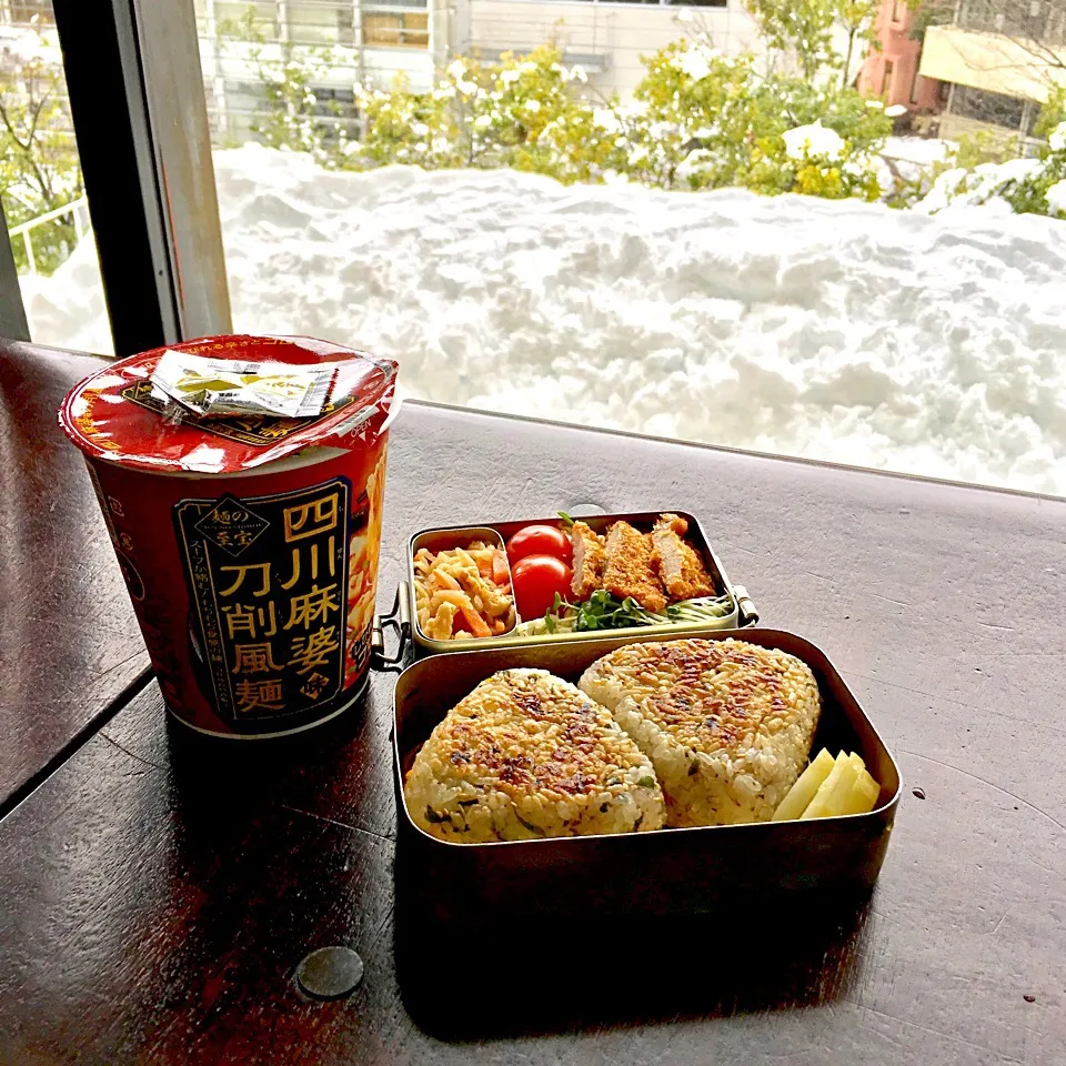 Snapdishの料理写真:雪見弁当‼︎（笑）
#lunch #お昼ごはん #昼ごはん #おにぎり #焼きおにぎり #obento #お弁当 #カップ麺 #インスタントラーメン #ラーメン|Yoshinobu Nakagawaさん