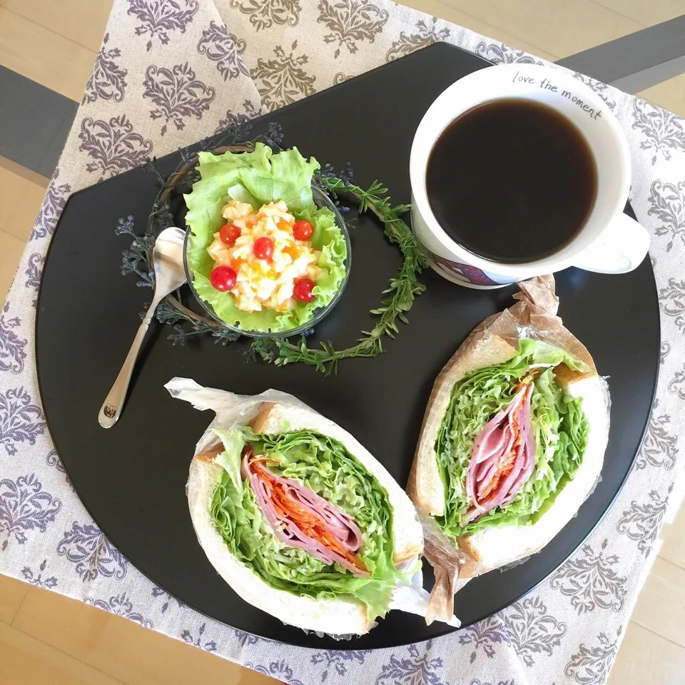 Snapdishの料理写真:1/17❤︎うすぎりポークハム&お野菜たっぷりamoサンド✨半熟たまごサラダ添え❤︎|Makinsさん