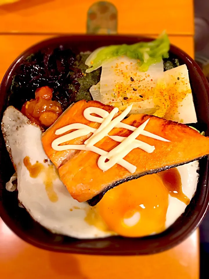 Snapdishの料理写真:パパお弁当🍱😋  焼き鮭  目玉焼き  筑前煮  椎茸昆布の佃煮  味噌ピーナツ  白菜の漬物  大根の糠漬け  焼き海苔|ch＊K*∀o(^^*)♪さん