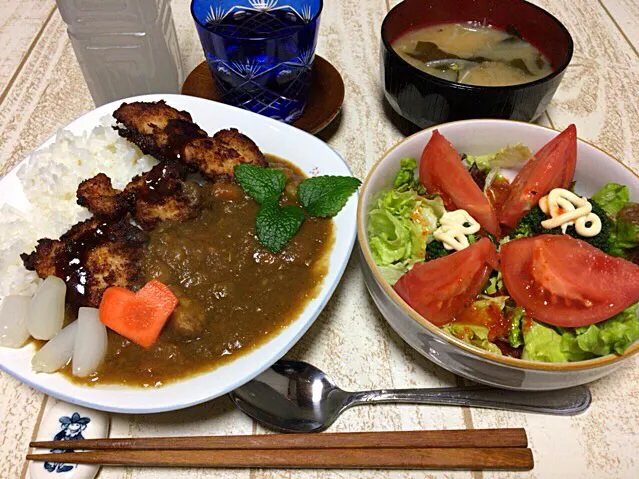 今日の男飯(＞人＜;)テニス前の晩ごはんバージョン♬
たっぷり煮込みましたポークチキンカレーを解凍with鶏むね肉の香草焼きandらっきょうandサラダandもやしとサニーレタスとワカメの味噌汁♬|ひーちゃんさん