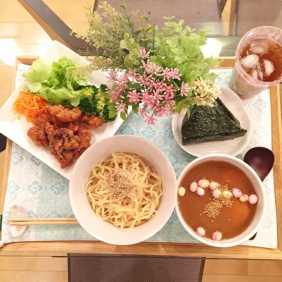 Snapdishの料理写真:1/17❤︎娘の晩ごはん❤︎
・魚介とんこつ醤油つけ麺
・高菜おにぎり
・イカ下足の唐揚げ&サラダ|Makinsさん