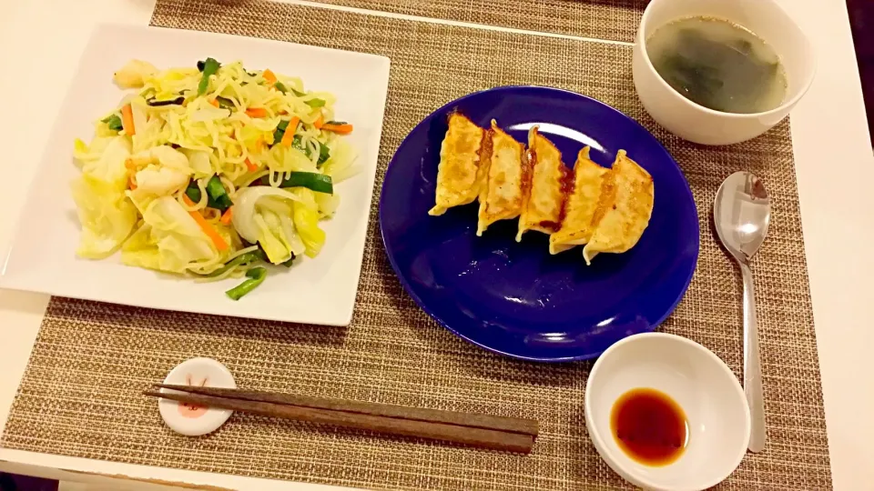 今日の夕食　塩焼きそば、餃子、わかめスープ|pinknari🐰🌈さん