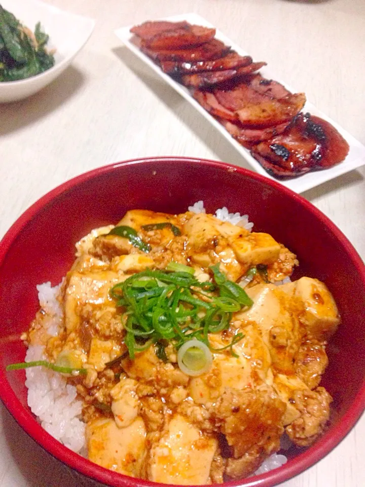 ニラ麻婆丼、焼き豚、スープ、ほうれん草のおひ|あやにん食堂さん