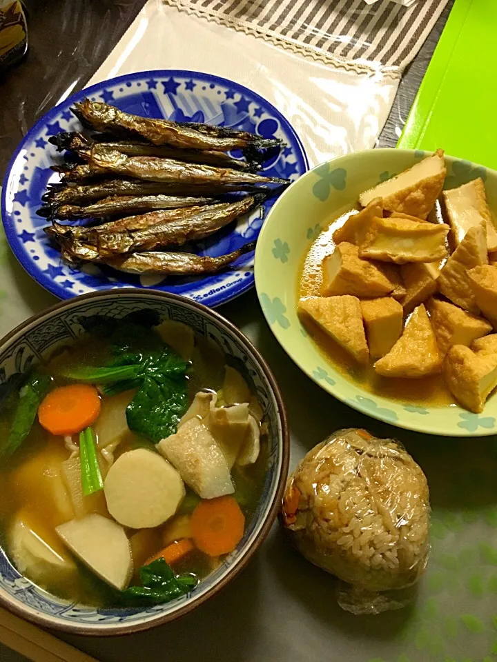 豚肉のお雑煮、ししゃも、厚揚げの甘煮、鳥ゴボウ炊き込みご飯のおにぎり(*^｡^*)|ライムさん