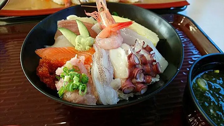 帯広地方卸売市場『ふじ膳』の海鮮丼
朝から旨ぁい😋|Minor.SSKさん